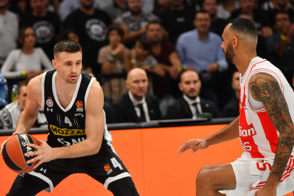 Aleksa Avramović i Adam Hanga u duelu na jednom od večitih derbija