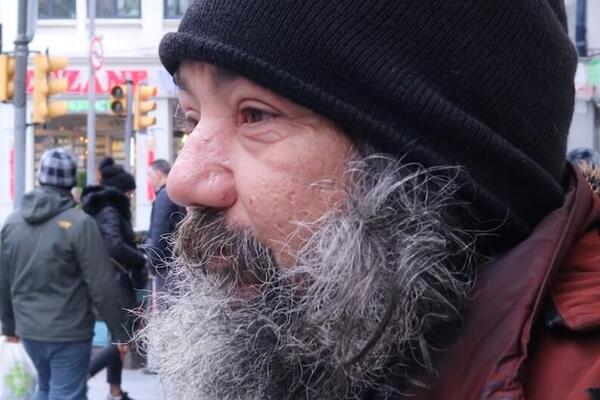 FRIZER PRIŠAO BESKUĆNIKU I POSTAVIO MU JEDNO PITANJE: Svi su ostali u ŠOKU šta mu je uradio posle odgovora (VIDEO)