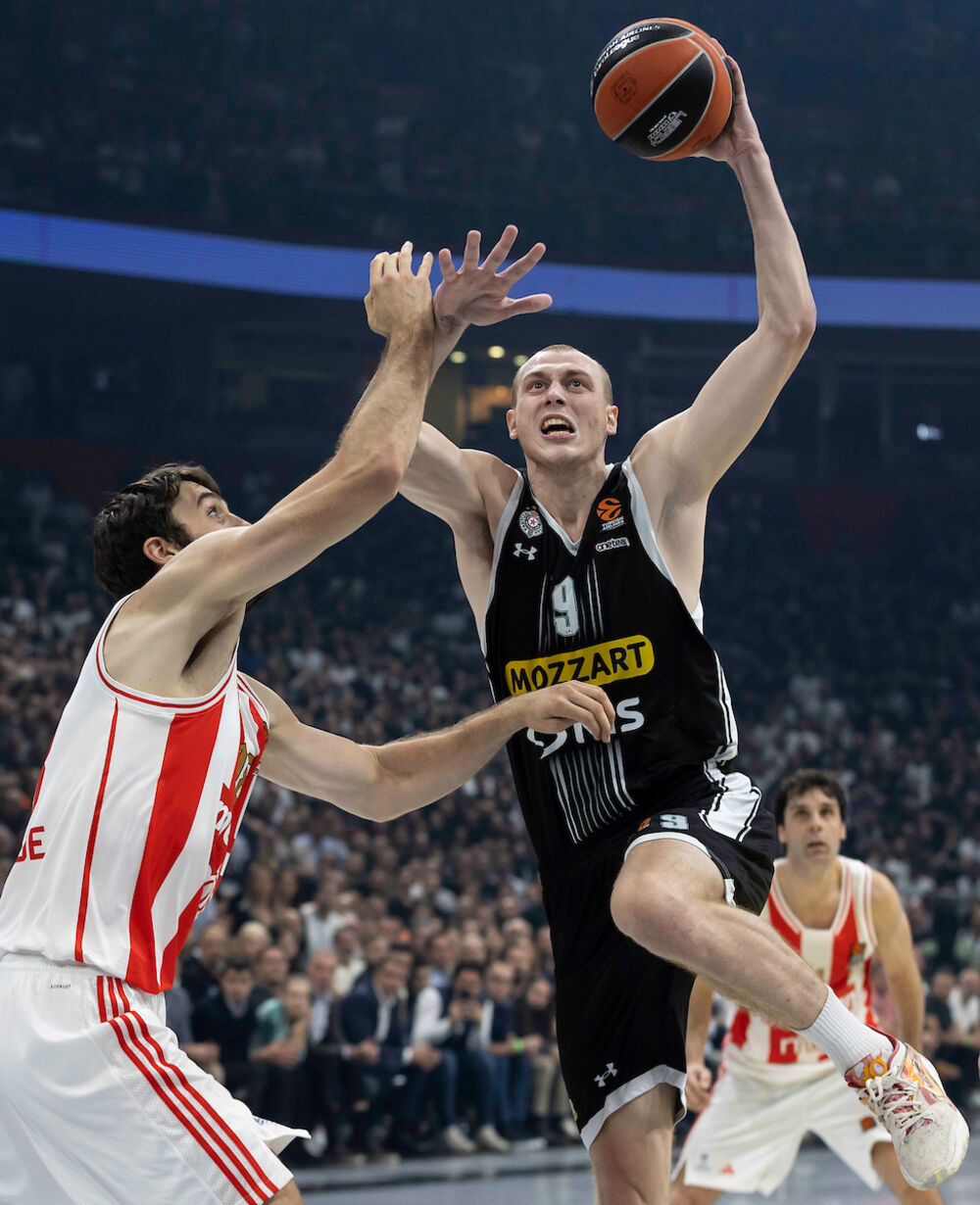 Trenutak kada je Alen Smailagić zakucao preko Majka Tobija