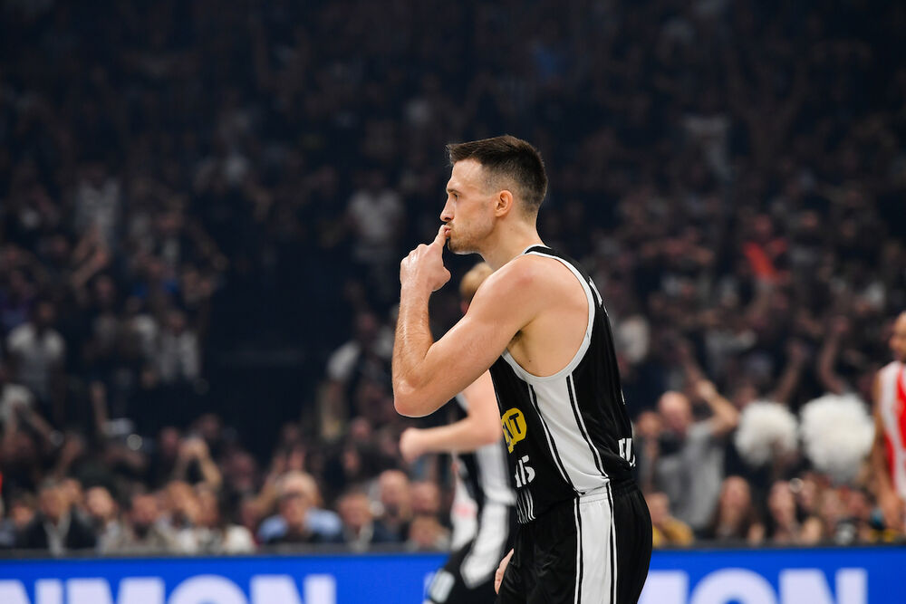 Radost Alekse Avramovića na utakmici Partizana i Crvene zvezde