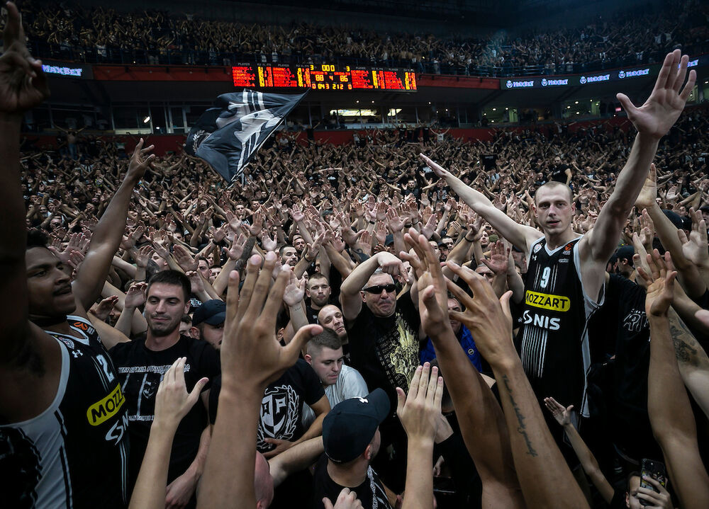 Slavlje košarkaša i navijača Partizana