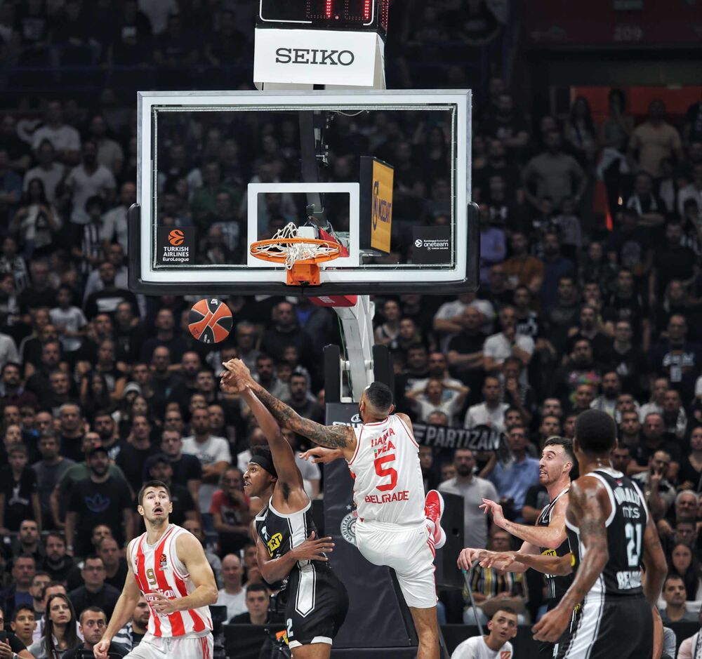 Adam Hanga (desno) na utakmici Partizana i Crvene zvezde