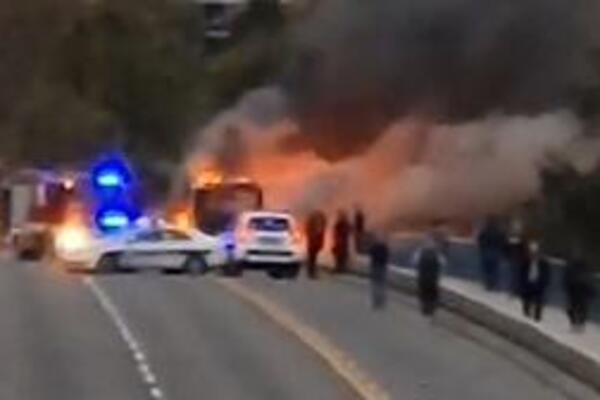 SNIMAK BUKTINJE NA BRANKOVOM MOSTU: Izgoreo ceo AUTOBUS (VIDEO)