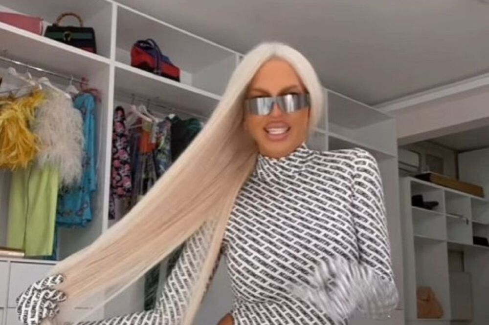 KARLEUŠA OTIŠLA KORAK DALJE PA POČELA I DA SE SNIMA! Bez donjeg veša se UVIJALA pa legla na POD: Ovo POMERA GRANICE