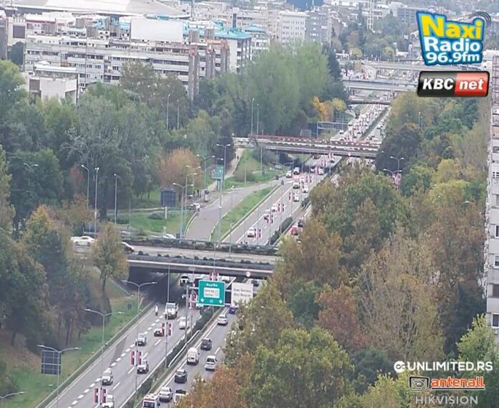 <p>Takođe je veći broj automobila i na Trgu Nikole Pašića, kao i ka Terazijskom tunelu</p>