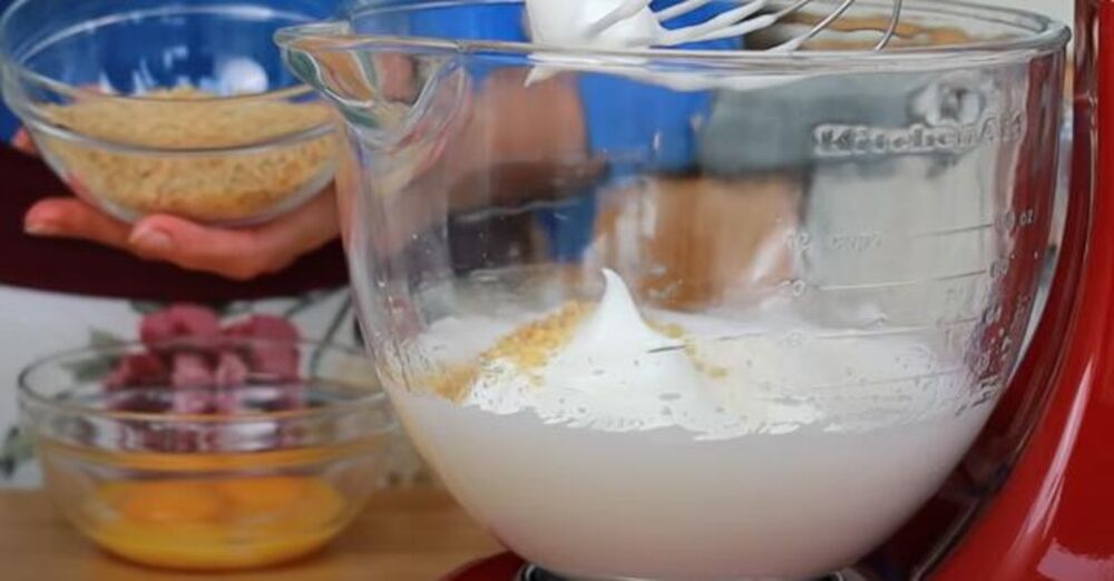 Sastojci u činiji za tortu