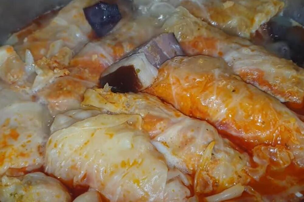 NAJSOČNIJA SARMA OD KISELOG KUPUSA: Iskusne domaćice samo ovakvu motaju - tradicionalni recept iz stare sveske
