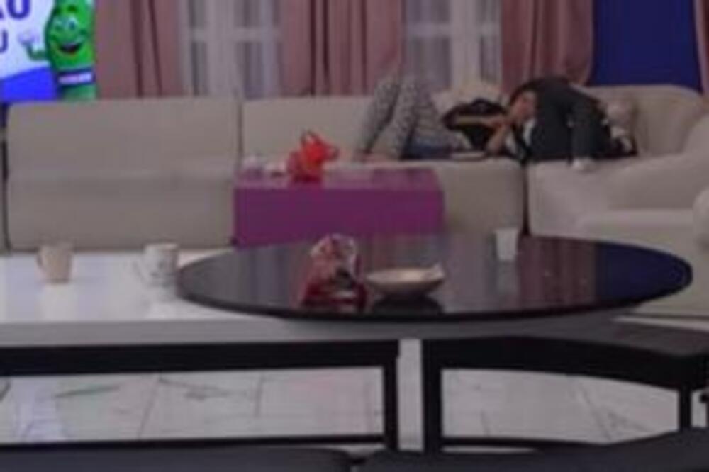 BOJANA I ANĐELA NE KRIJU STRAST I EMOCIJU! OSAMILE SE, PA OPLELE U ĆOŠKU: Opet se SVE vrti oko Luke