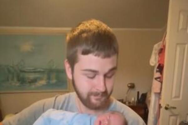 MLADI TATA PODELIO DIRLJIV RITUAL SA SINOM: Svaki dan to rade, a ne zna se ko više uživa - scena TOPI SRCA (VIDEO)