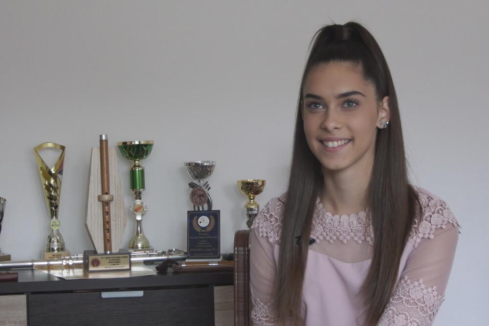 LEPA I MLADA MARINA JE PONOSNI ČUVAR TRADICIJE: Uvek sa sobom nosi FRULU, a kad zasvira SVI OSTAJU BEZ TEKSTA! FOTO