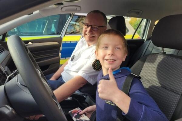 OVO JE DEČAK HEROJ KOJI JE SPASAO ŽIVOT PENZIONERU! Ugledao je kako KULJA DIM iz stana i odmah REAGOVAO (FOTO)