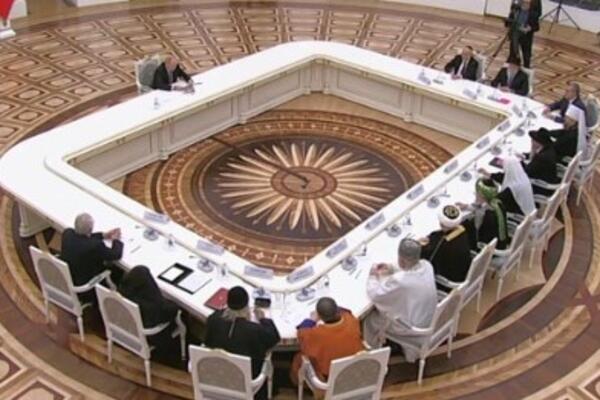 DOK SE SVI GURAJU, PUTIN SEDI SAM: Genijalni STO ruskog predsednika postao VIRALAN na društvenim mrežama (FOTO)