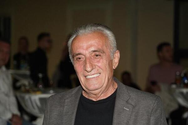 OMILJENI ESTRADNI FOLKER ZAMALO MIKROFON DA OKAČI O KLIN: Život Šekija Turkovića od TRNJA do zvezda, NIJE LAKO!