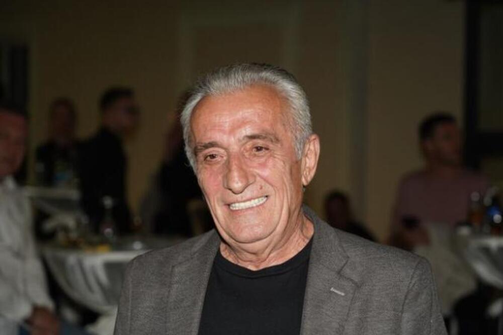 OMILJENI ESTRADNI FOLKER ZAMALO MIKROFON DA OKAČI O KLIN: Život Šekija Turkovića od TRNJA do zvezda, NIJE LAKO!