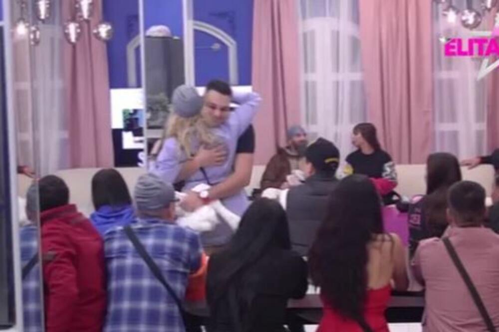 OD KAD JE OVAJ ČOVEK ZAKOČARAČIO U ZADRUGU, NIŠTA VIŠE NIJE ISTO: Trese se TLO pod nogama! (VIDEO)