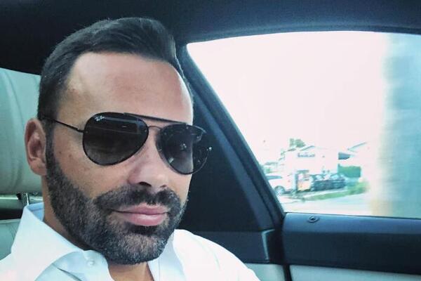 DOBRO POGLEDAJTE LICE OVOG MOMKA! RODITELJI SU MU BILI BAŠ POZNATI U JUGOSLAVIJI: On nosi VELIKU tugu sa sobom