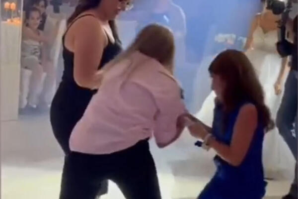 HAOS NA SRPSKOJ SVADBI, POTUKLE SE OKO BIDERMAJERA: Umalo krvoproliće, potez mlade SVE ŠOKIRAO (VIDEO)