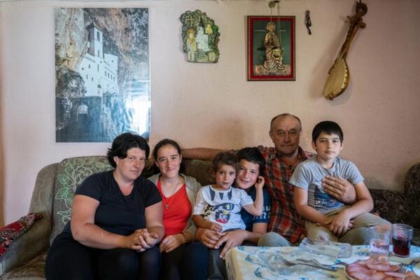 MUKE PORODICE MINIĆ IZ BIJELOG POLJA: Bolesni roditelji sa petoro dece žive u dve prostorije, tuga božja