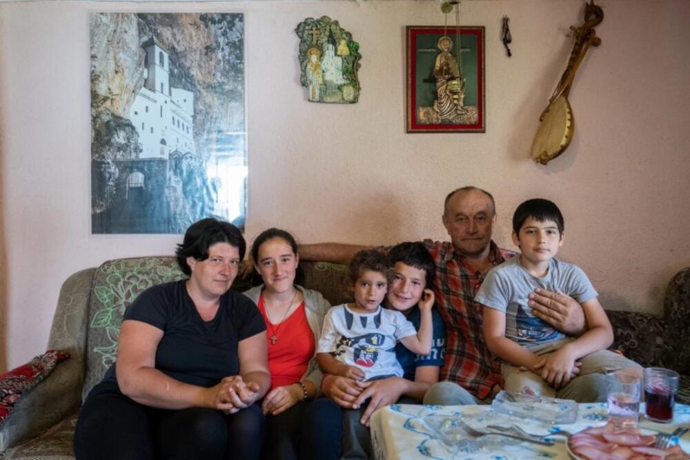 MUKE PORODICE MINIĆ IZ BIJELOG POLJA: Bolesni roditelji sa petoro dece žive u dve prostorije, tuga božja