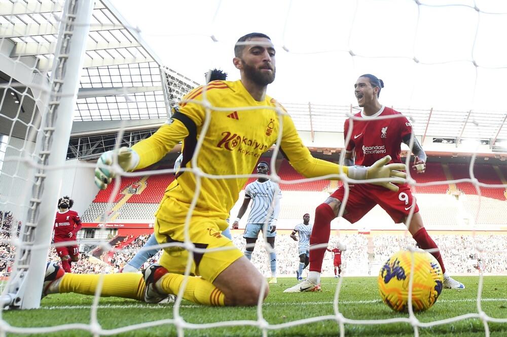 NUNJES SE RASPUCAO, LIVERPUL SAMO GAZI, ASTON VILA IH PRATI: Kiks Brajtona (VIDEO)