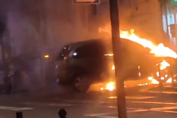 GORELO U NOVOM SADU: Zapaljen automobil funkcioneru SPS-a
