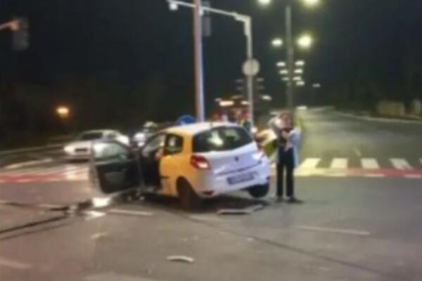 STRAVIČAN UDES NA TOŠINOM BUNARU: Jedno vozilo potpuno "ZGUŽVANO" nakon udarca u banderu (FOTO)