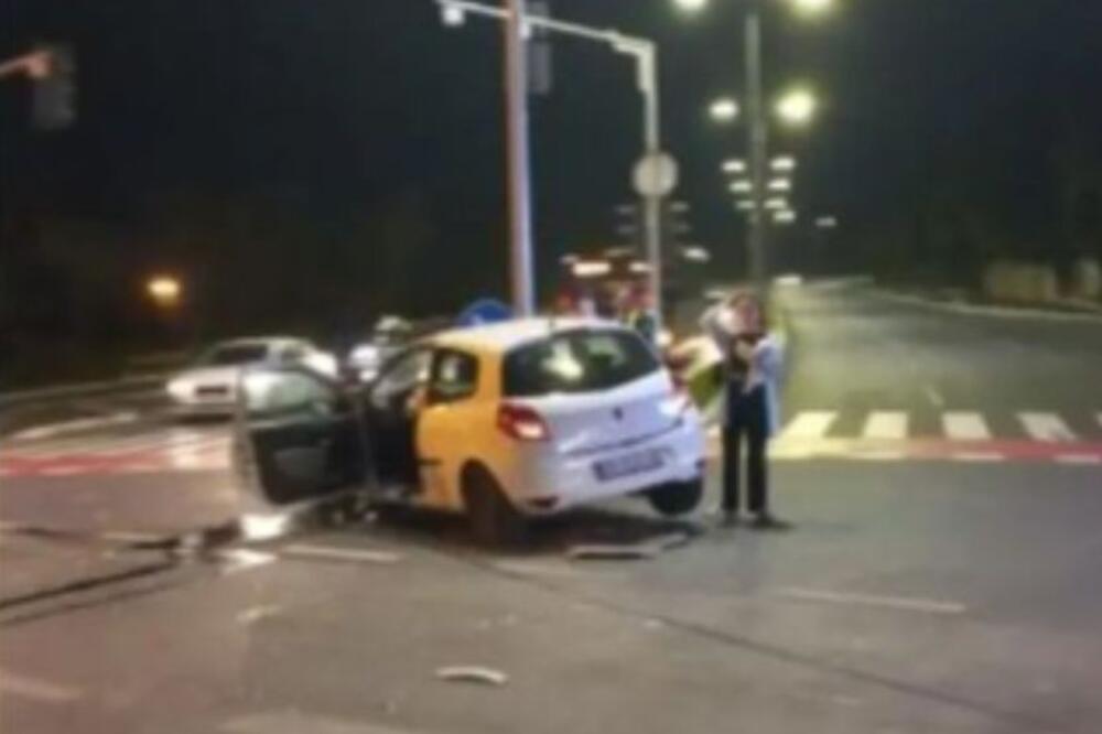 STRAVIČAN UDES NA TOŠINOM BUNARU: Jedno vozilo potpuno "ZGUŽVANO" nakon udarca u banderu (FOTO)