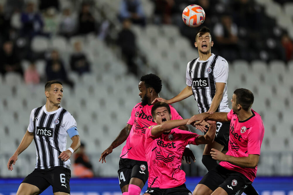 CRNO-BELI U PROBLEMU: Partizan se muči protiv Voždovca!