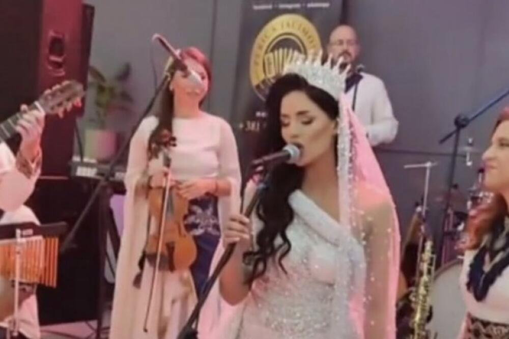 MLADA ZAPEVALA "AJDE JANO" I ODUŠEVILA SVE: Hit snimak iz Banjaluke, ovo još NISTE VIDELI! (VIDEO)