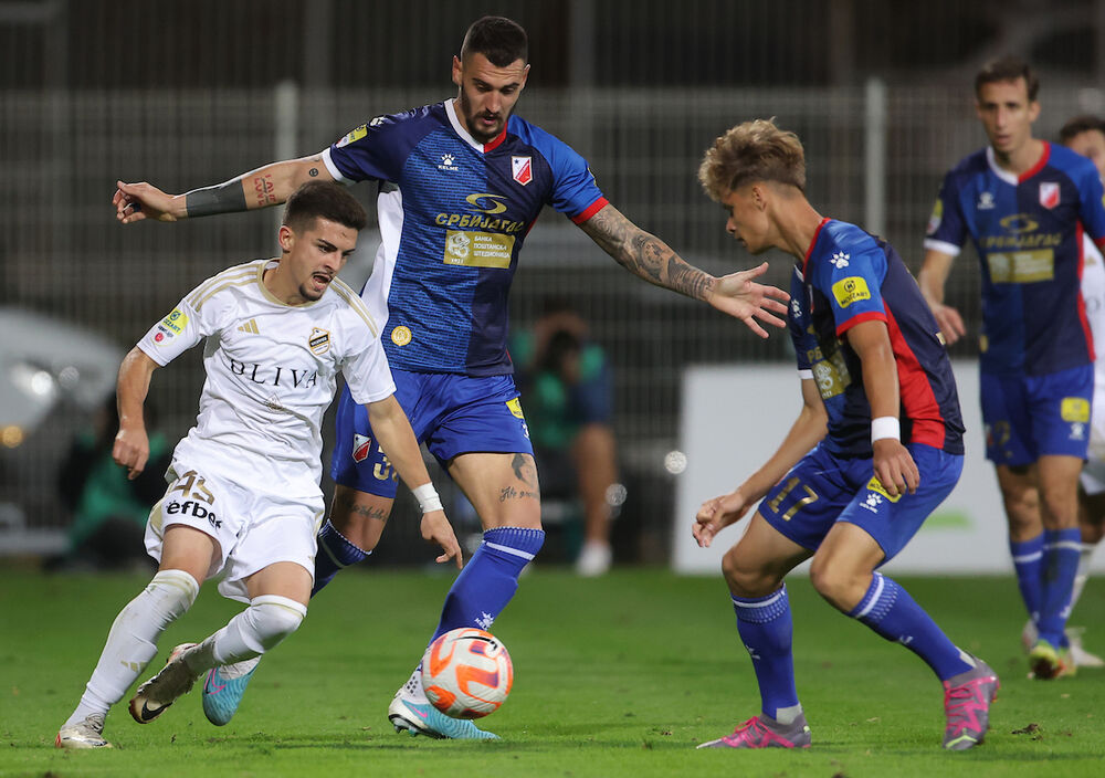 Igor Miladinović ( u belom dresu)