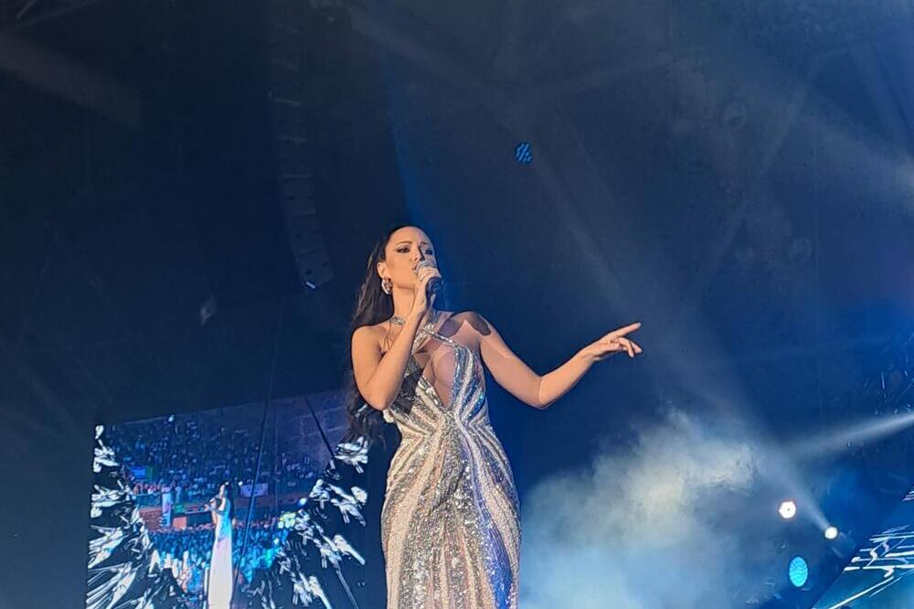 CELA ZETRA ODUŠEVLJENA PRIJINIM STAJLINGOM: Pevačica GRMI u ovoj KREACIJI, kao PRAVA BOGINJA