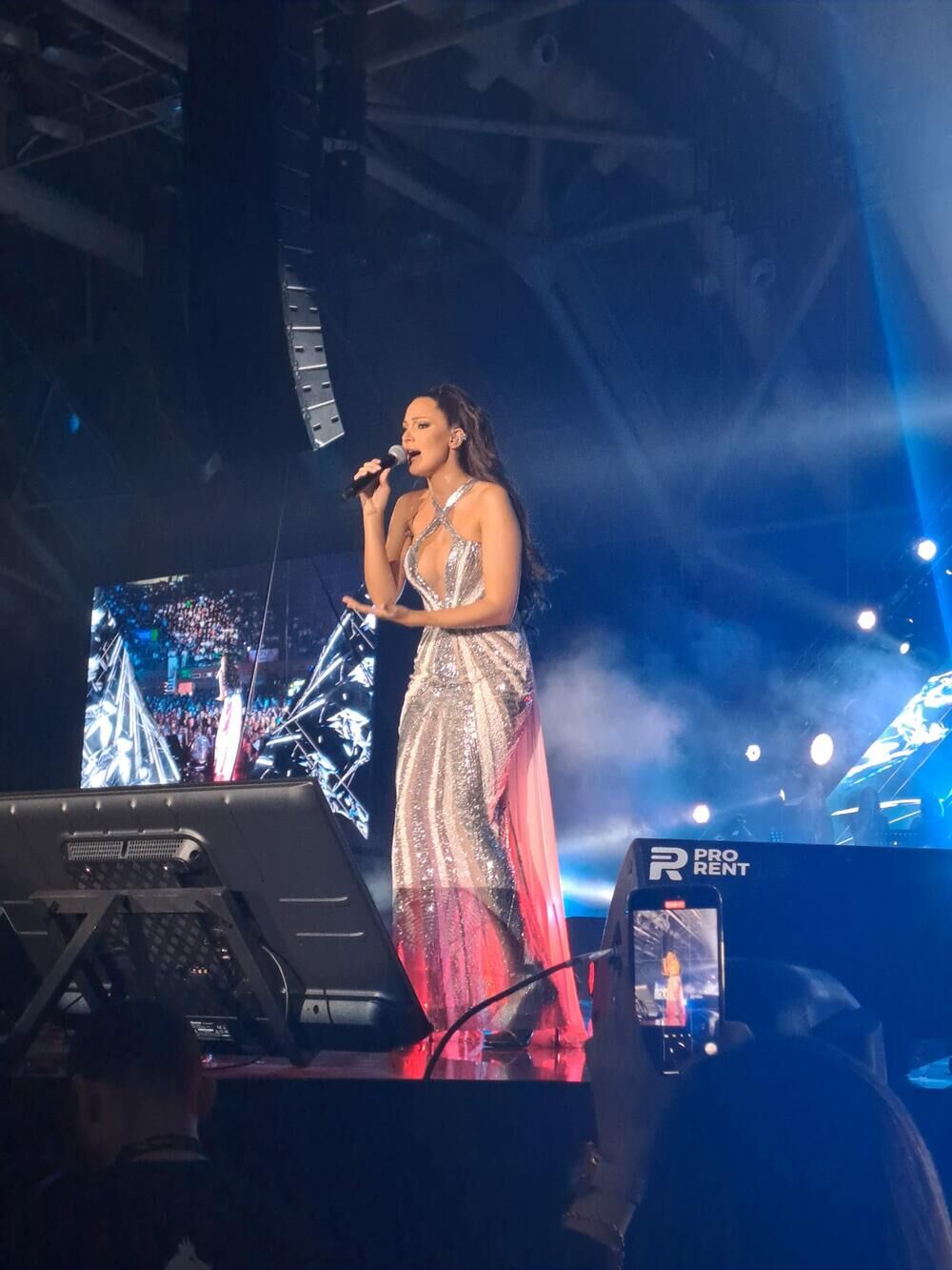 Aleksandra Prijović, večeras je kao i sinoć započela svoj koncert pesmom 'Za nas kasno je'