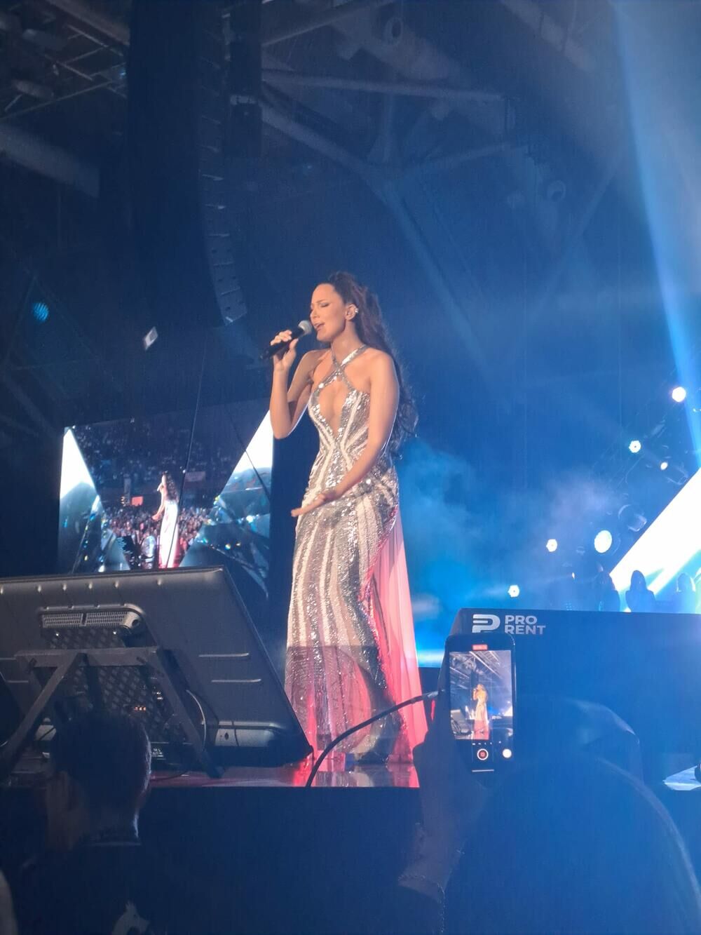 Pevačica je obukla dugu halljinu sa kristalima i dubokim dekolteom