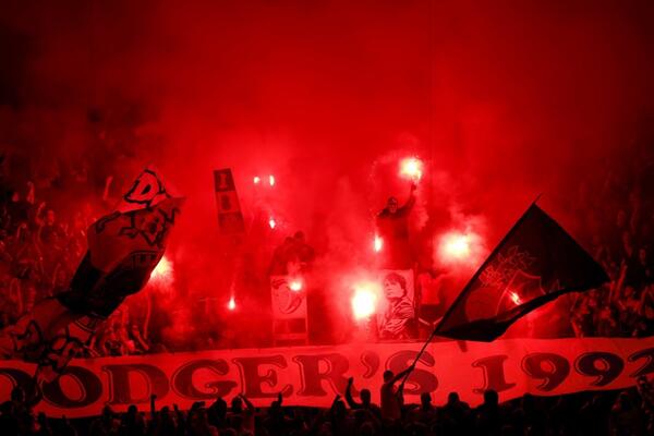 LICE MU UNAKAŽENO: Čuveni Italijan zadobio JEZIVE povrede od strane navijača Marseja! (FOTO)