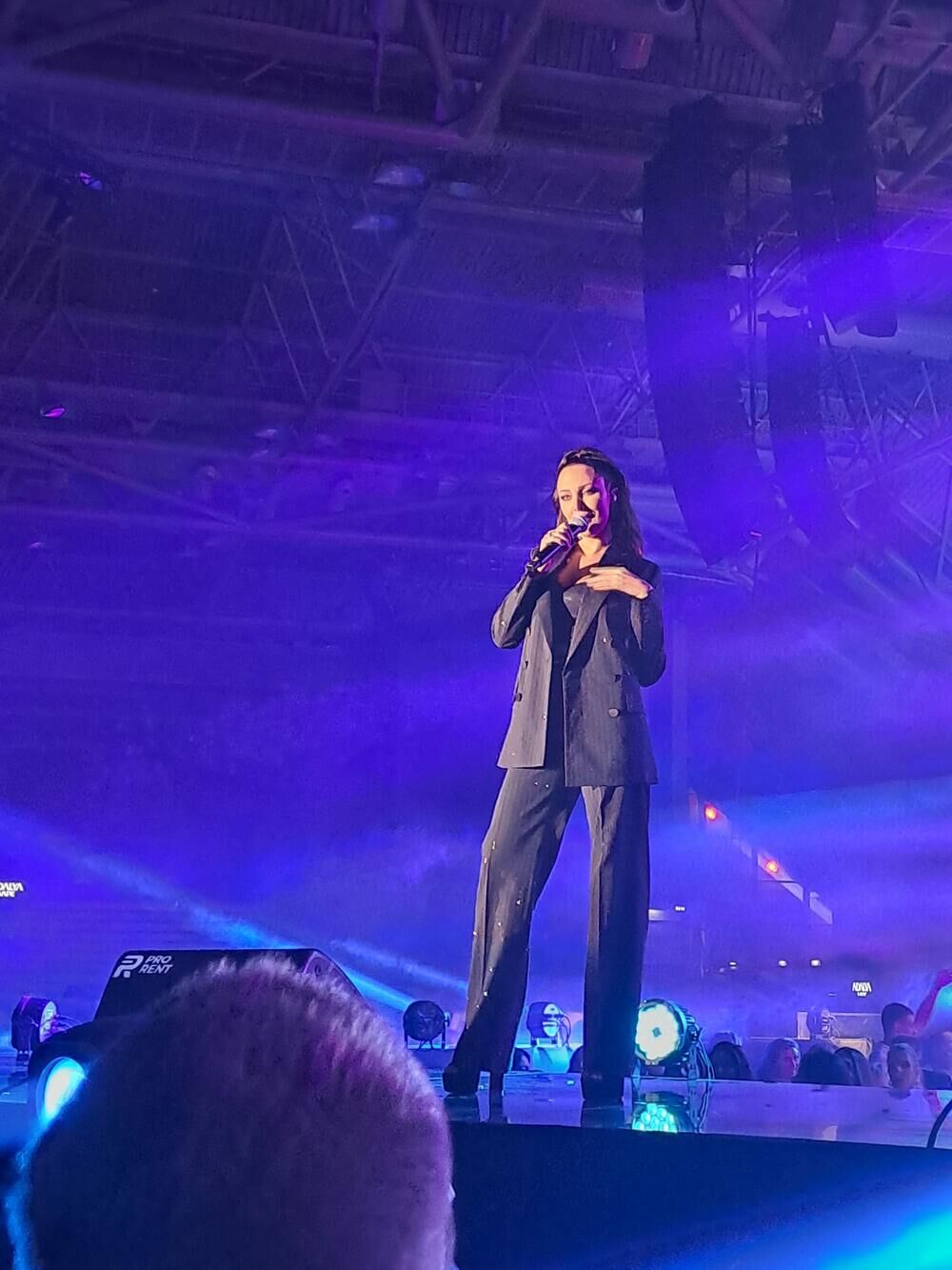 Aleksandra je obukla crno šljokičasto odelo koje joj je stajalo kao saliveno