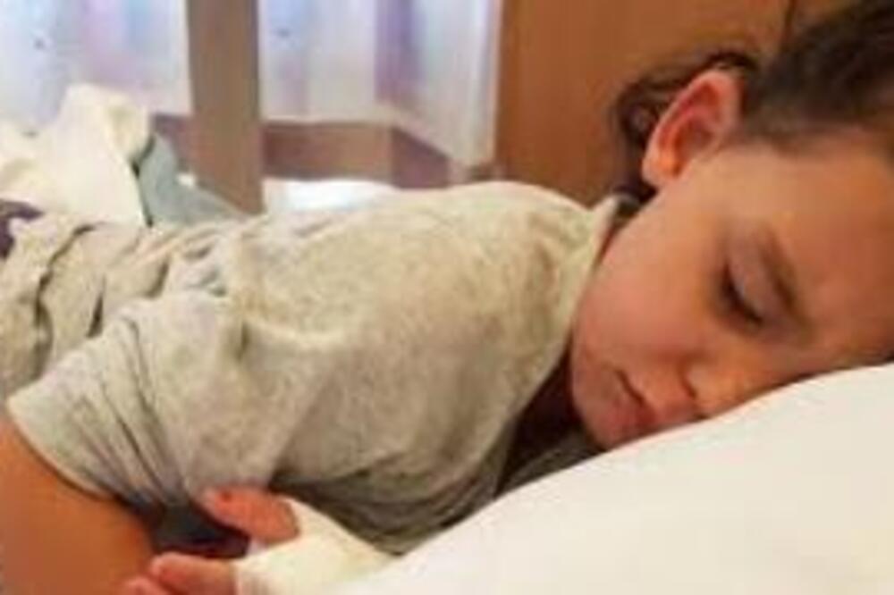 DEVOJČICA PROBALA OVAKVU OBUĆU, PA DOBILA JAKU INFEKCIJU: Majka sada MOLI sve roditelje, ŠIRI joj se KROZ TELO!