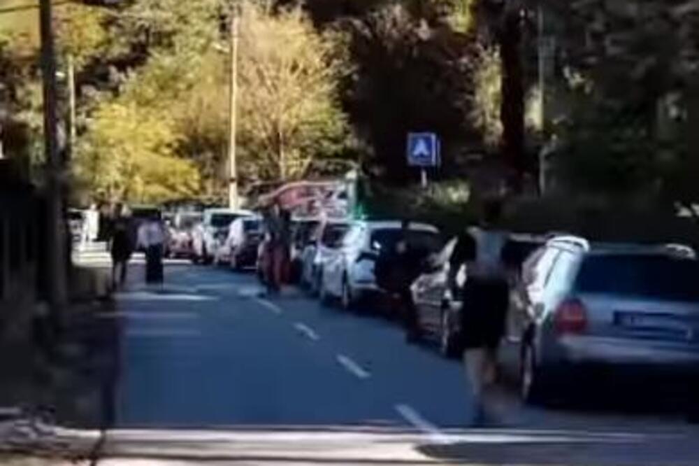 "BAHATI PLANINARI": Novosađani od ULICE napravili parking, BUSEVI NE PROLAZE, ljudi ne mogu da izađu iz DVORIŠTA