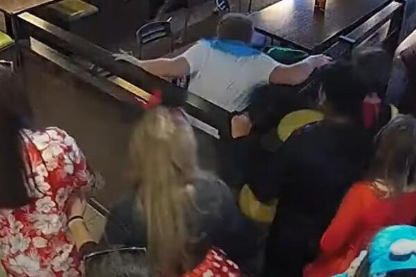LJUDI SEDELI U RESTORANU, A ONDA VIDELI ŠTA JE UŠLO: Odmah su se RAZBEŽALI, opšti haos, KAMERA SVE SNIMILA (VIDEO)