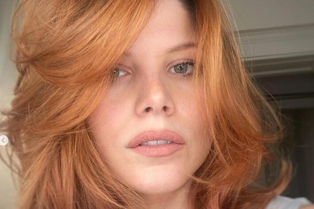 ONA JE ŽENA KOJA JE SVE OPČINILA SVOJOM POJAVOM: Lepa SRPKINJA pleni HARIZMOM, a njena BIOGRAFIJA je tek impresivna