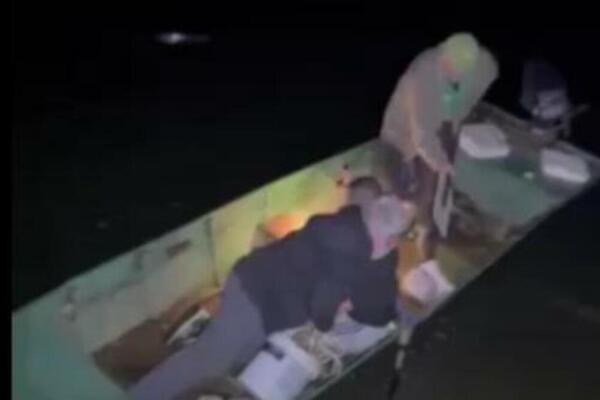 "DRUŽE, KOMPLIKUJEŠ! SVE JE SNIMLJENO": Evo kako je policija UHAPSILA penzionere koji su strujom lovili ribu! VIDEO