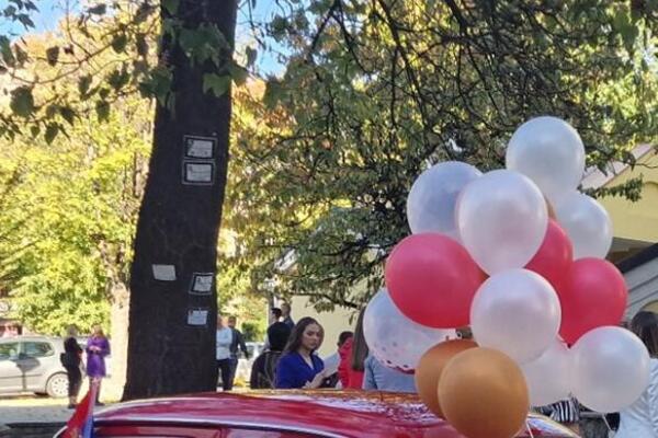 SVI ZANEMELI KADA SU VIDELI ČIME SU KATARINA I ALEKSANDAR DOŠLI NA VENČANJE: Užički MLADENCI postali HIT na mrežama