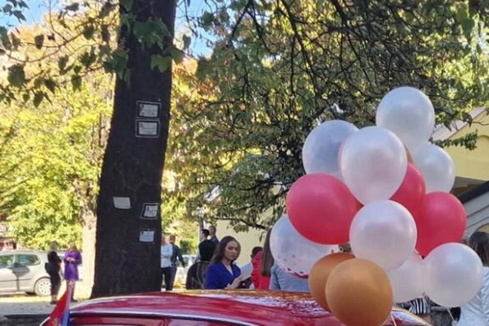 SVI ZANEMELI KADA SU VIDELI ČIME SU KATARINA I ALEKSANDAR DOŠLI NA VENČANJE: Užički MLADENCI postali HIT na mrežama