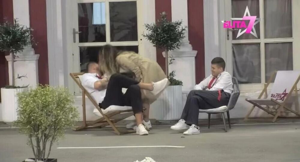 Prvi poljubac Aneli i Janjuša