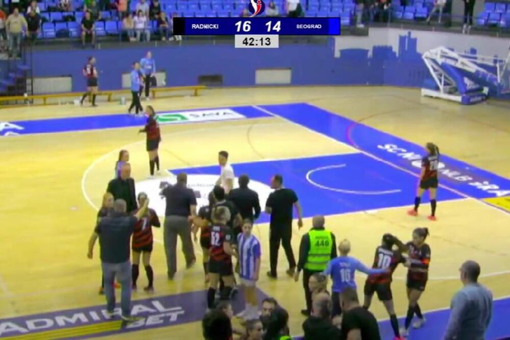 OPŠTI HAOS NA MEČU RUKOMETAŠICA: Tuča koja je šokirala Srbiju! (VIDEO)