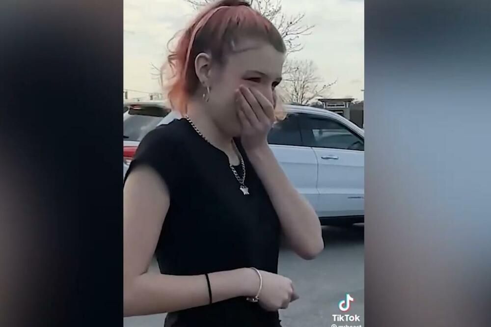 KONOBARICA ZAMALO DA PADNE U NESVEST KADA JE VIDELA ŠTA JOJ JE U RUCI: Tražio joj RAČUN, a ona istrčala NAPOLJE