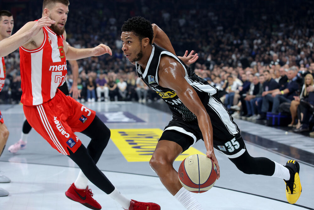 Pi-Džej Doužer na utakmici Partizana i Crvene zvezde