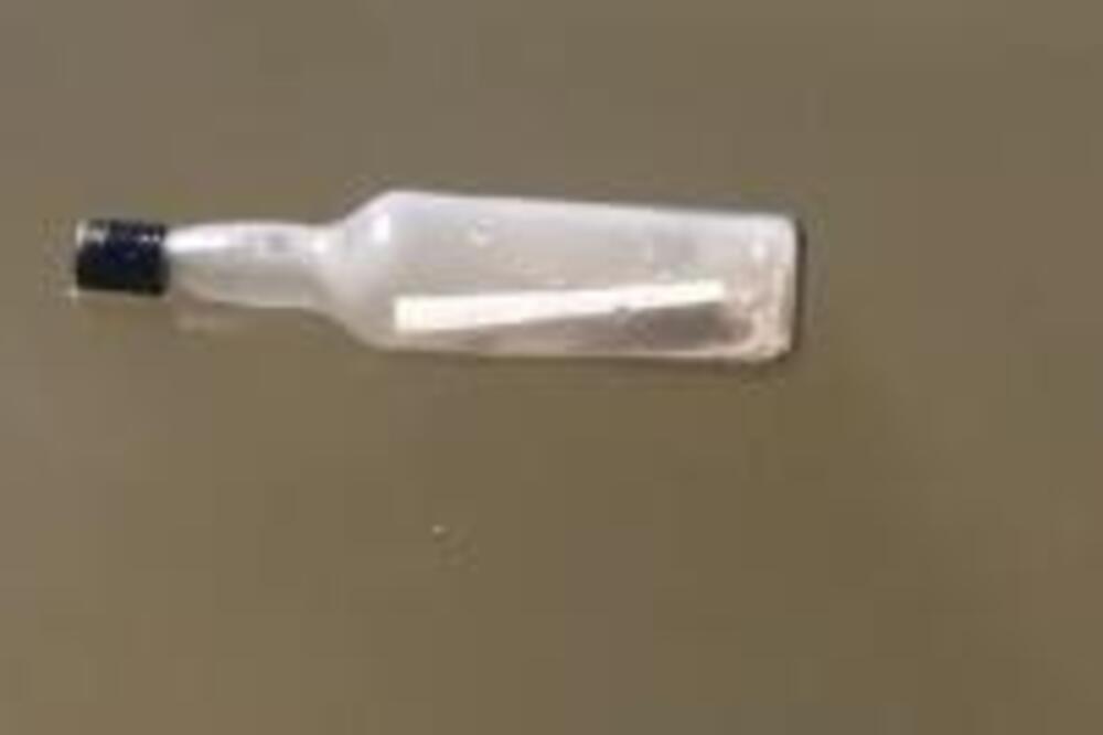 NAŠLI PORUKU U BOCI, PA SE ŽIVI PREZNOJILI: Ono što su tamo pročitali liči na TESTAMENT, naježićete se