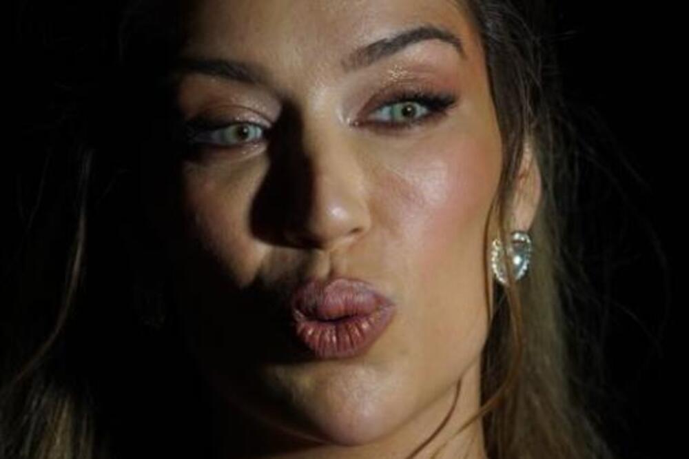 PO PRVI PUT JE VIDIMO U OVOM IZDANJU! TEA TAIROVIĆ BEZ TRUNKE ŠMINKE: Evo šta se desi kad PADNU MASKE