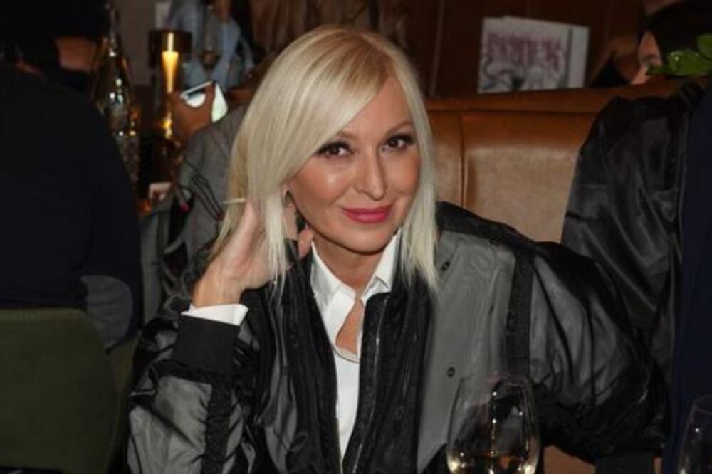 OLIVERA KOVAČEVIĆ UHVATILA BIDERMAJER NA VENČANJU DRAGANE KOSJERINE: Čelična dama nije SKIDALA OSMEH SA LICA