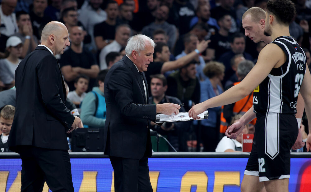 Obradović sa košarkašima Partizana